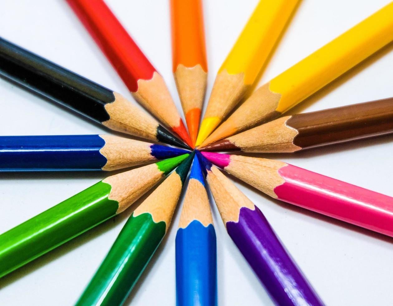 le matite colorate si organizzano con la forma del cerchio e il concetto di arcobaleno. foto