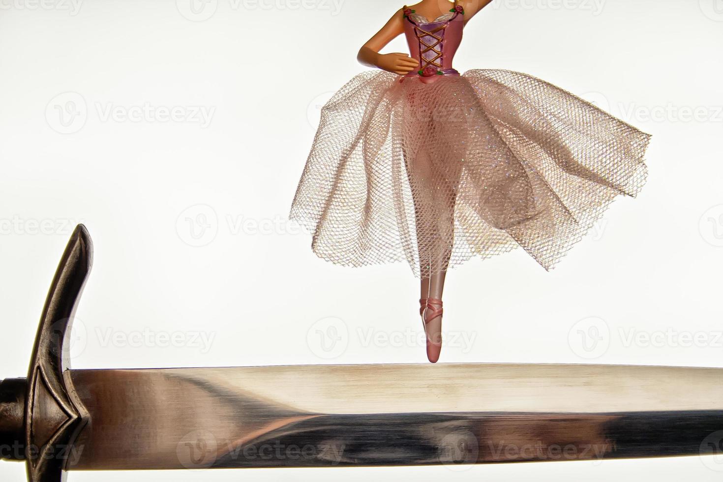 figura di ballerina sul coltello foto