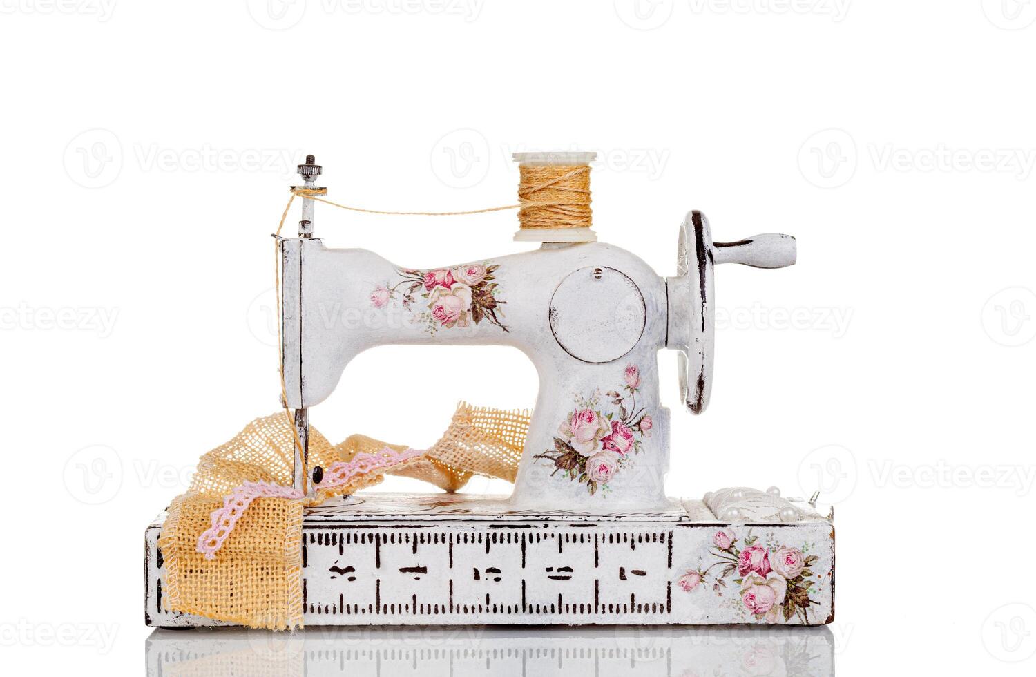 decorativo cucire macchina su un' bianca sfondo foto