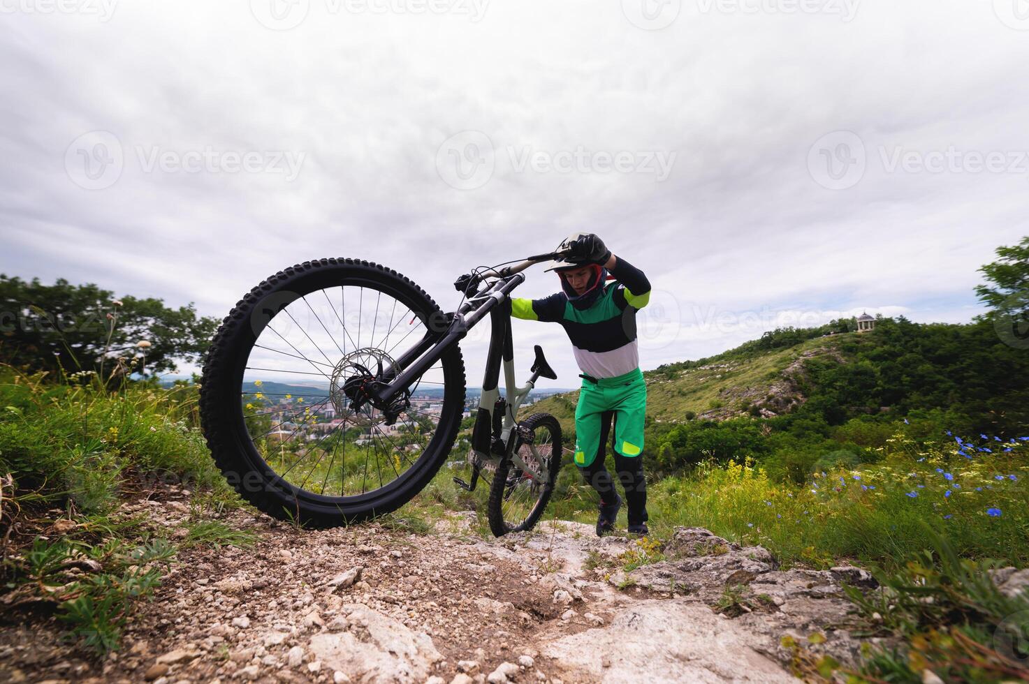 uomo spinge un' montagna bicicletta su un' montagna. avventura viaggio di bicicletta. freestyle concorrenza, montagna scalata per discesa foto