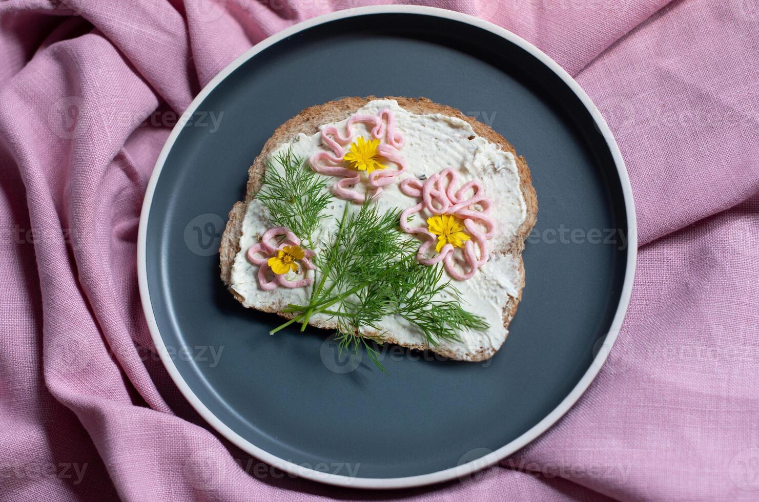 creativo Sandwich con morbido formaggio e rosa pasta tarama verdi, fiori foto