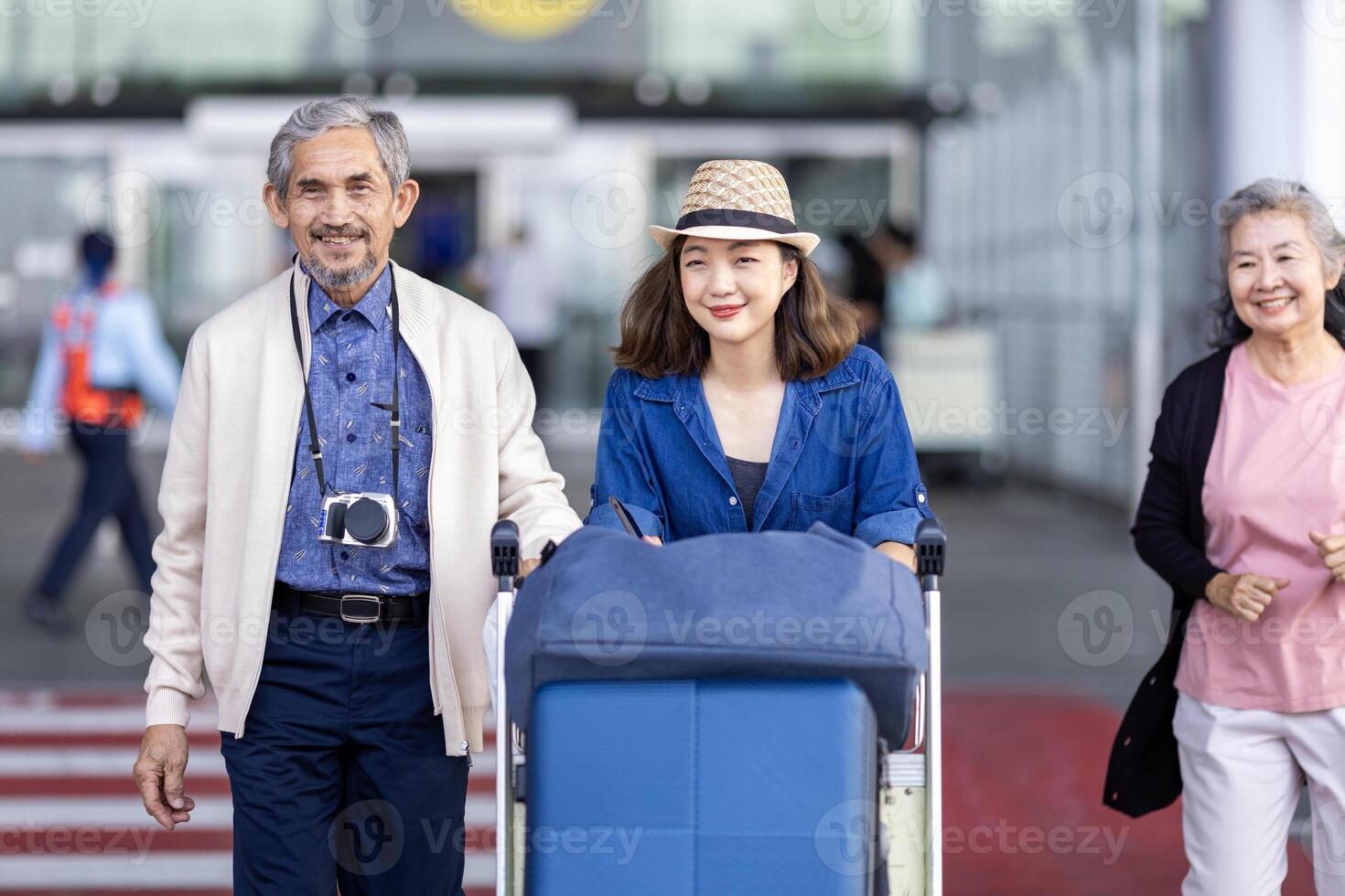 gruppo di asiatico famiglia turista passeggeri con anziano è in partenza aeroporto terminale per mezzi di trasporto durante loro vacanza viaggio e lungo fine settimana vacanza concetto foto