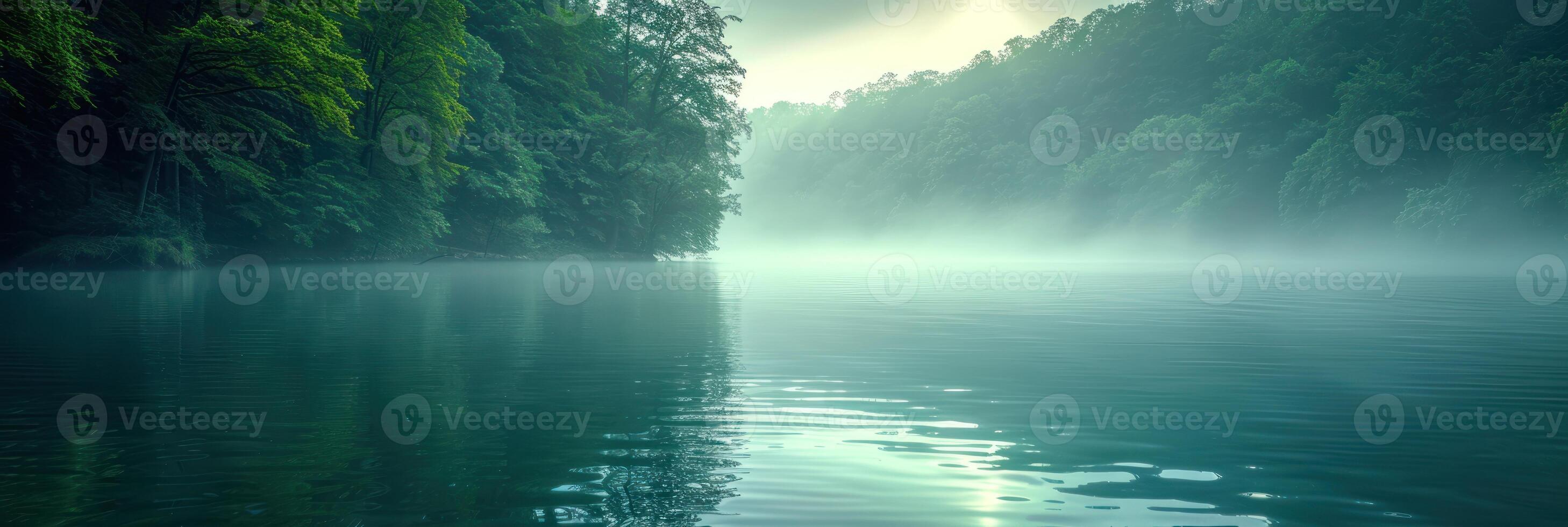 un' corpo di acqua circondato di denso foresta foto