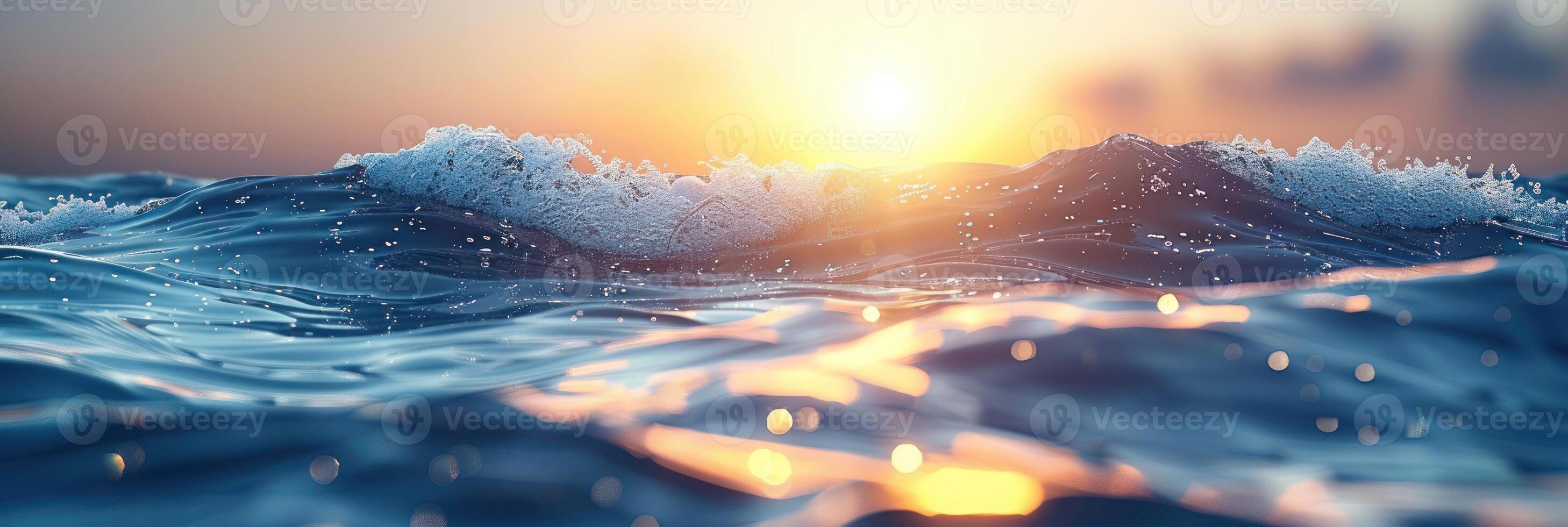 il sole tuffi sotto il orizzonte, getto un' caldo splendore al di sopra di il oceano onde foto