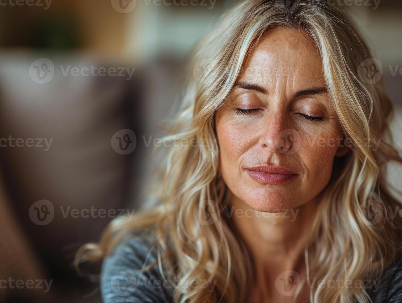 un' donna è seduto su un' divano con sua occhi chiuso foto