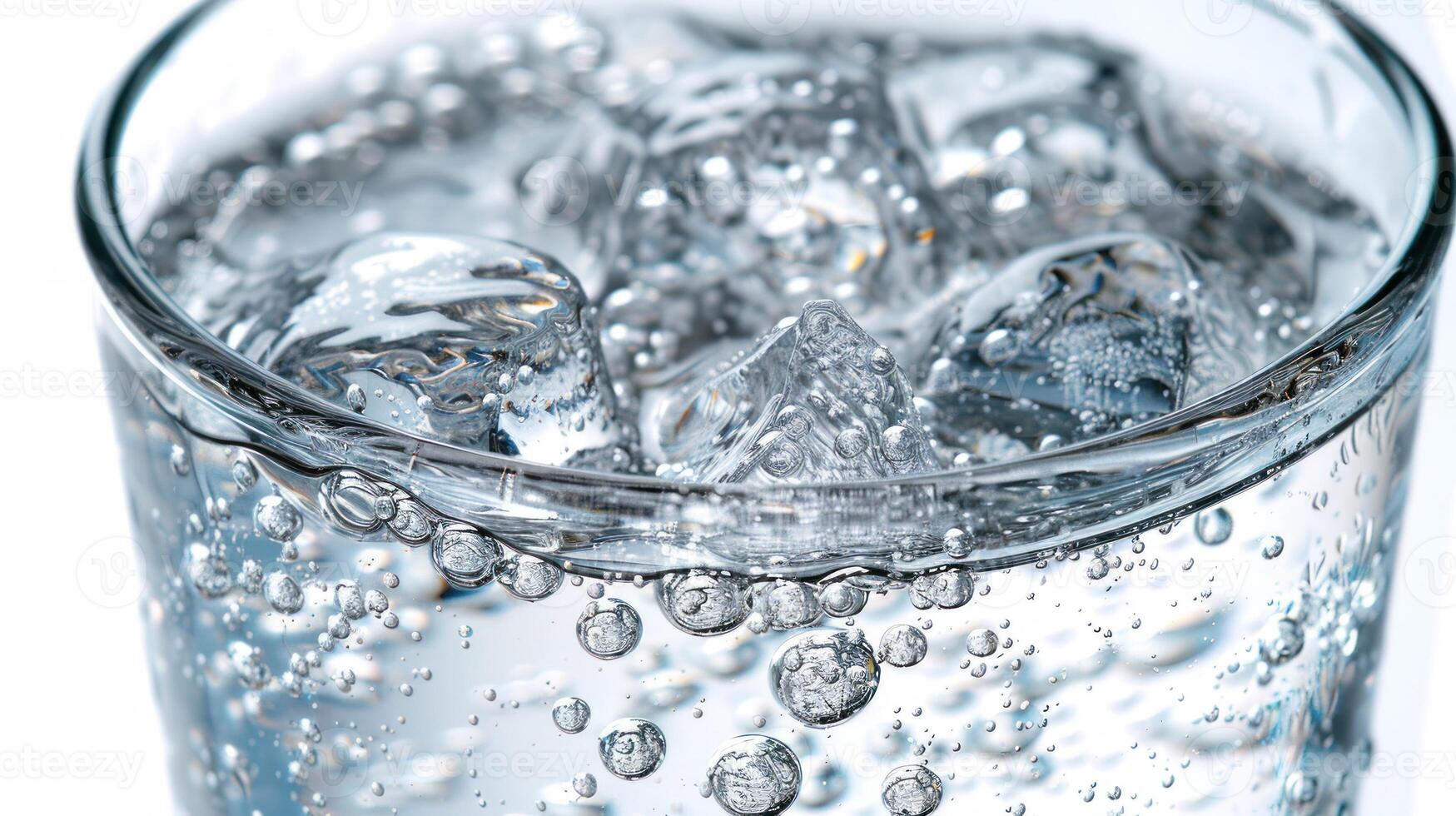 un' bicchiere di acqua con ghiaccio cubi fusione lentamente nel esso foto