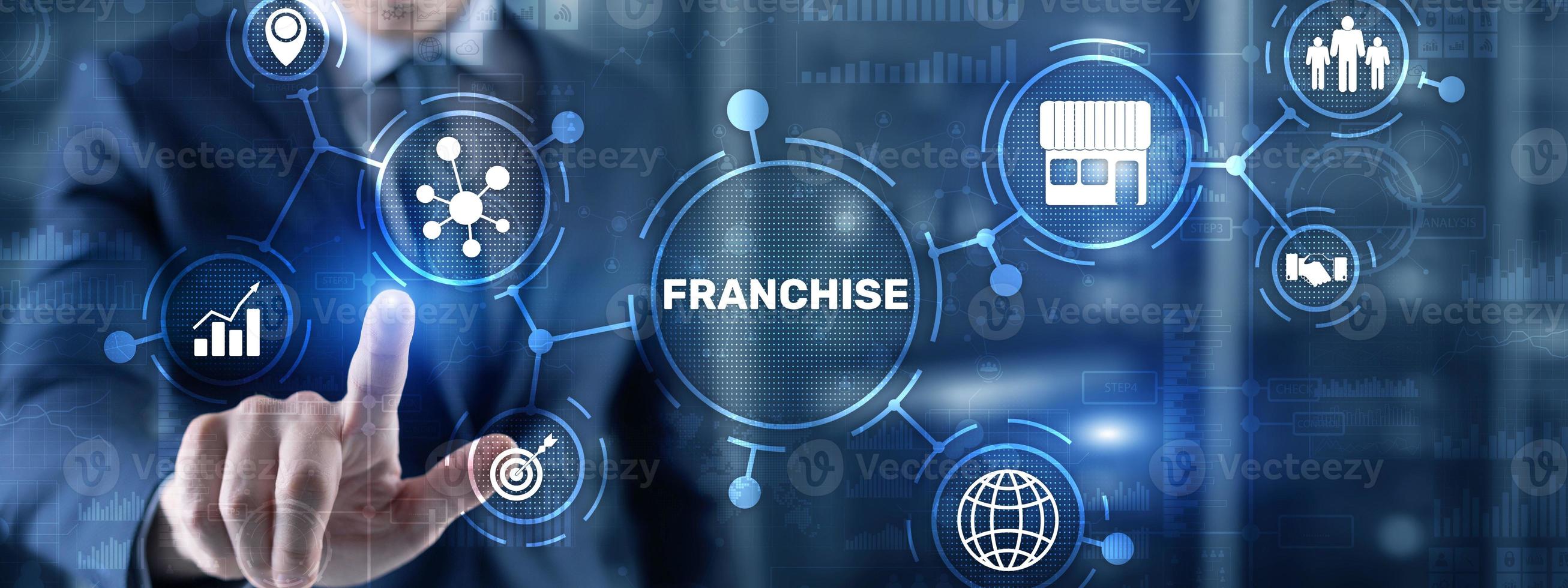 uomo d'affari mano toccando iscrizione sistema di marketing in franchising foto