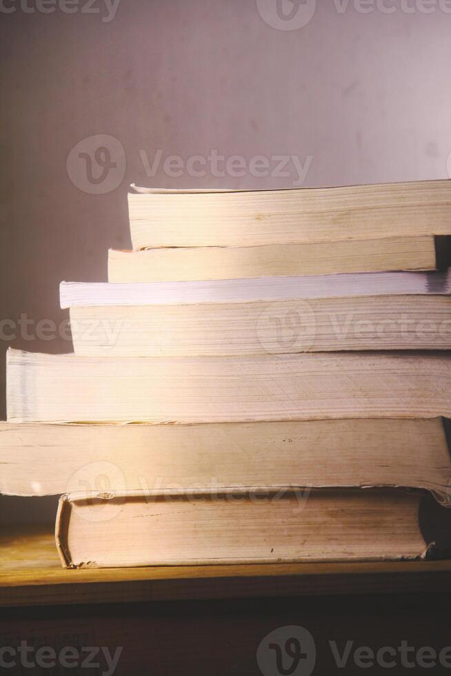 vecchio libri fotografato con naturale illuminazione foto