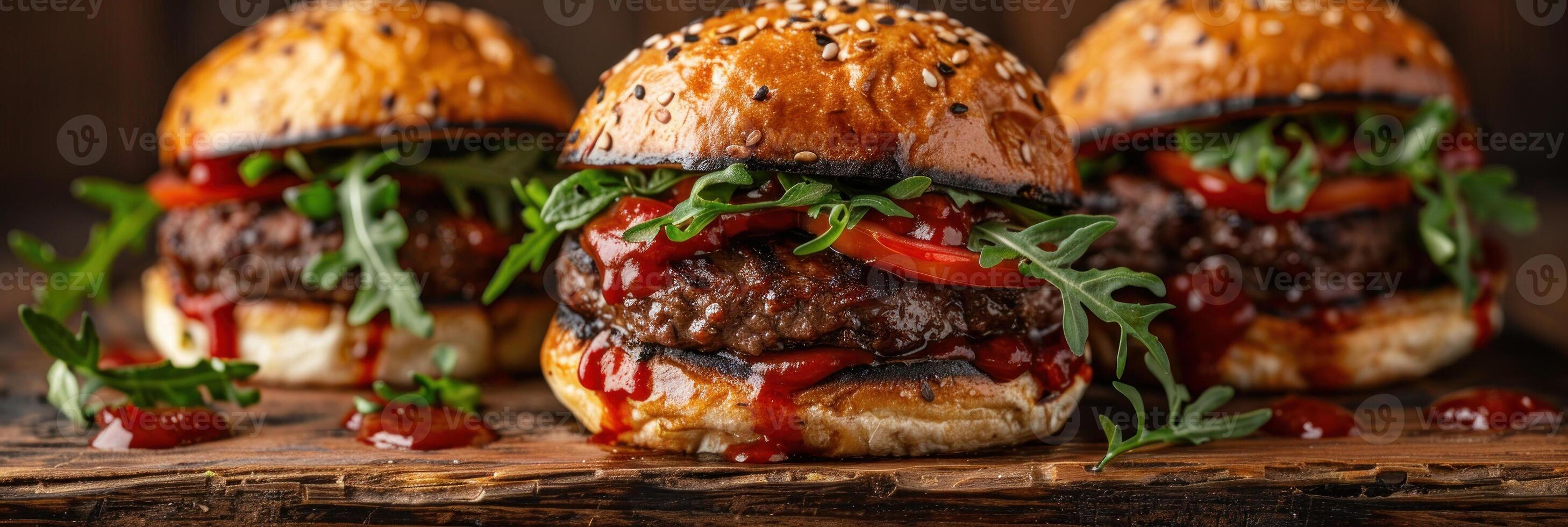 tre hamburger pieno con carne, lattuga, e pomodoro salsa foto