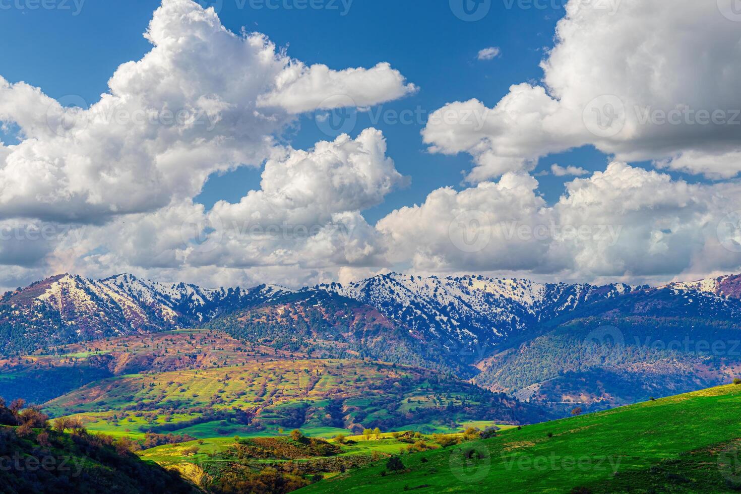 montagna superiore coperto con giovane neve e illuminato di il sole su un' soleggiato giorno. montagna paesaggio. foto