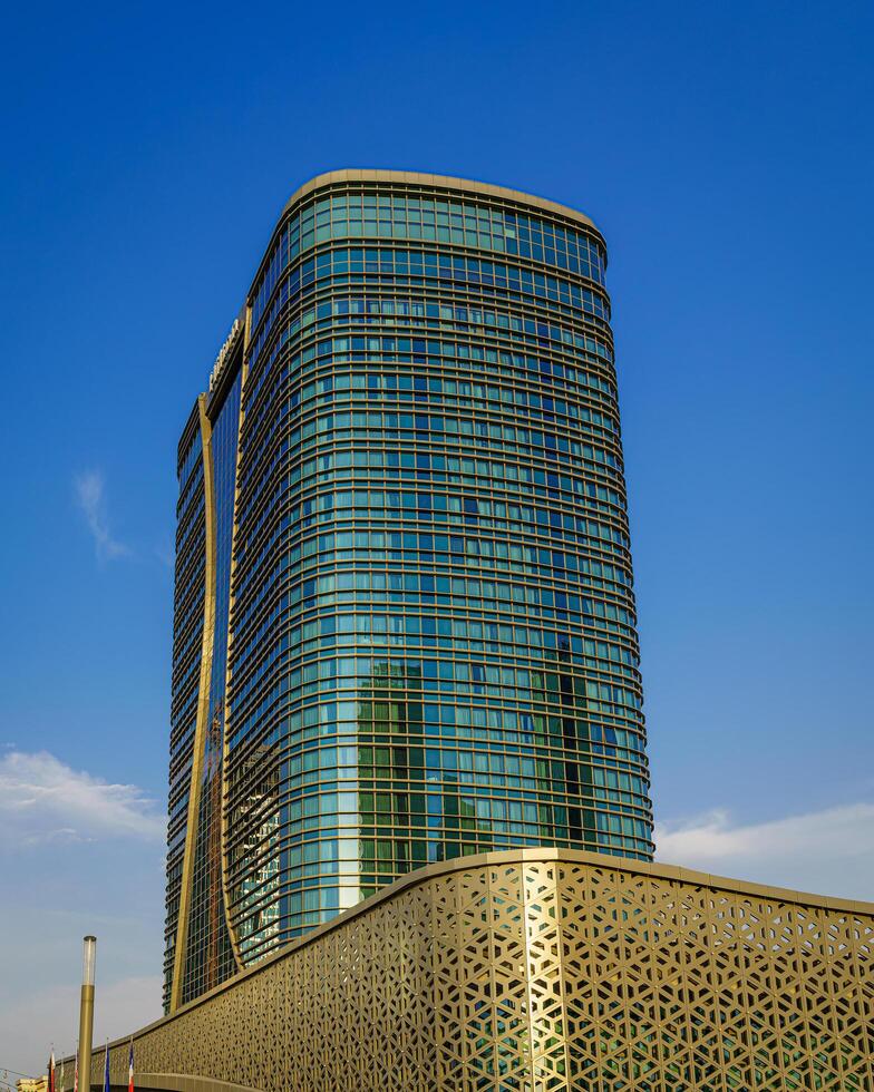 Uzbekistan, compito - giugno 17, 2023 edificio di Hotel hilton su un' blu cielo sfondo nel compito città quartiere. foto