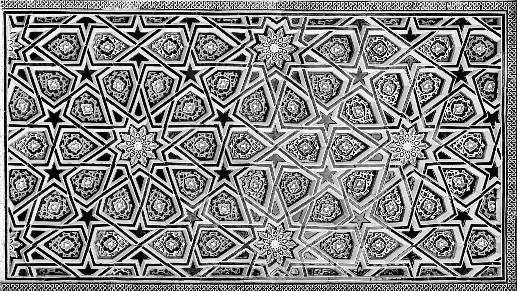 geometrico tradizionale islamico ornamento. frammento di un' ceramica mosaico. nero e bianca. foto