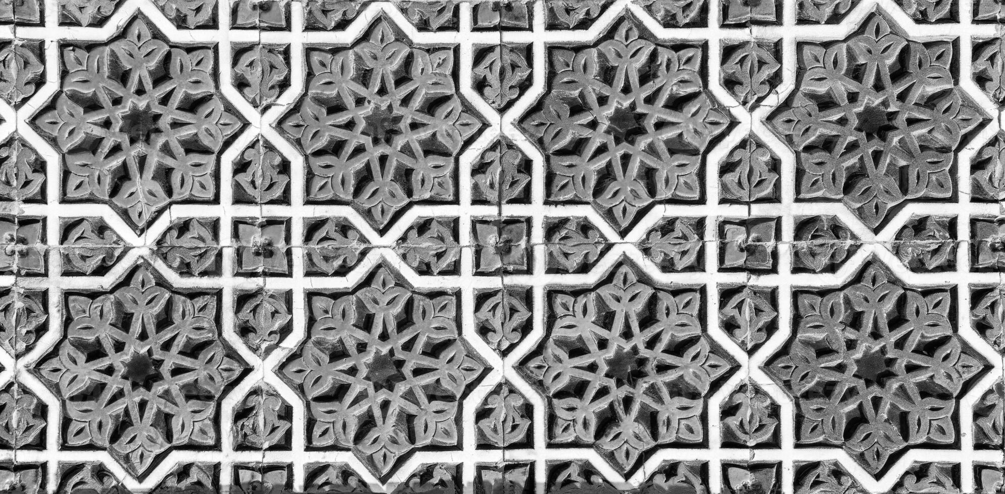 geometrico tradizionale islamico ornamento. frammento di un' ceramica mosaico. nero e bianca. foto