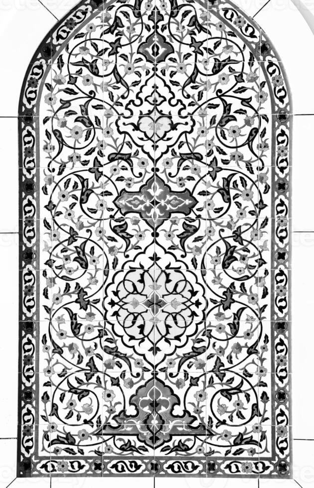 geometrico tradizionale islamico ornamento. frammento di un' ceramica mosaico. nero e bianca. foto