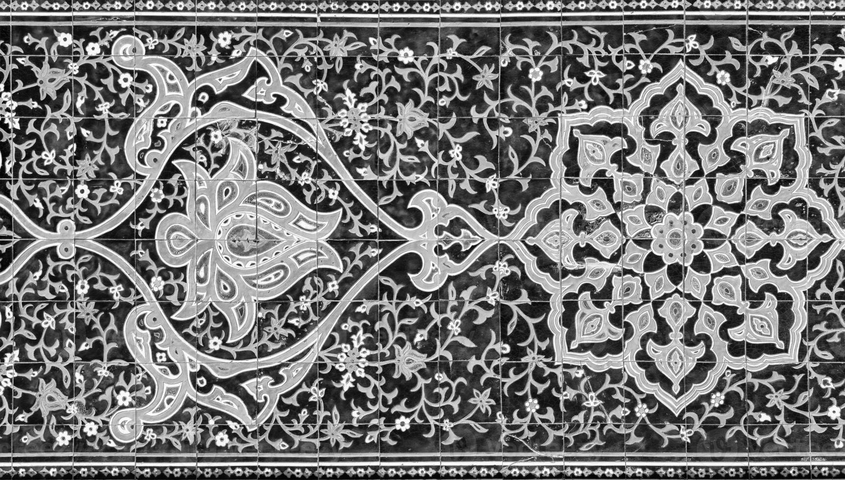 geometrico tradizionale islamico ornamento. frammento di un' ceramica mosaico. nero e bianca. foto