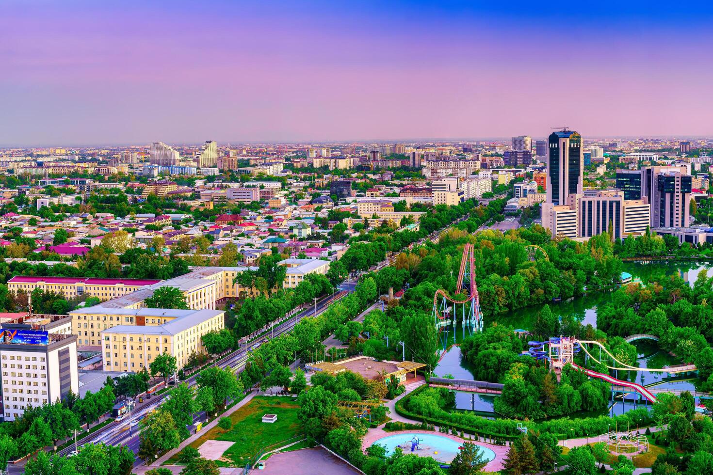 Uzbekistan, compito - aprile 24, 2023 superiore Visualizza a partire dal il osservazione ponte su il compito tv Torre per il centrale parte di il città durante il crepuscolo. foto