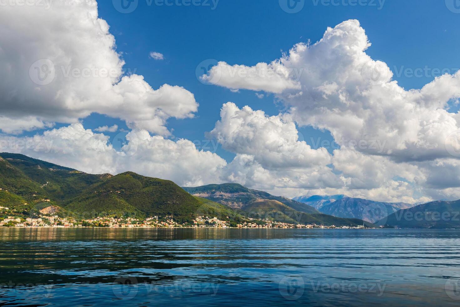 baia di kotor nel il Adriatico mare, montenegro. mare crociera vicino il costa. foto