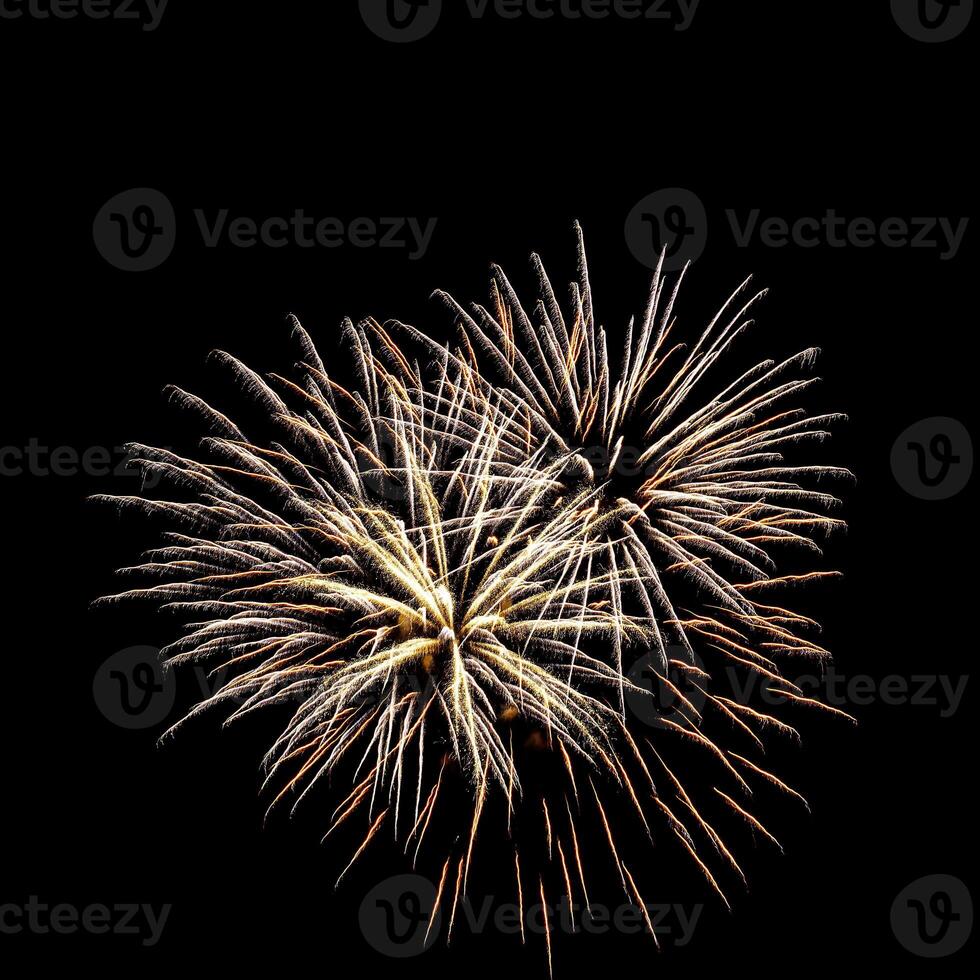 colorato celebrazione fuochi d'artificio isolato su un' nero cielo sfondo. foto