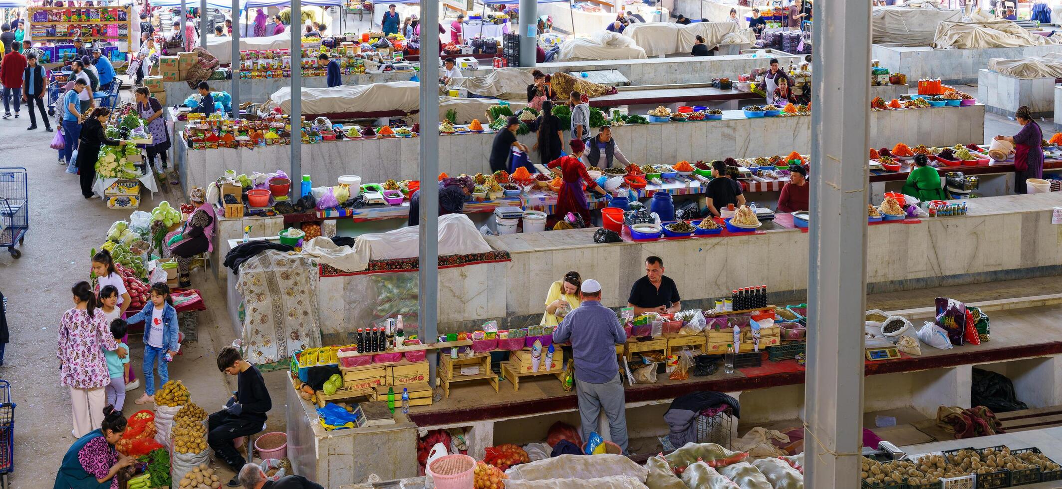 samarcanda, Uzbekistan - aprile 27, 2023 superiore Visualizza di righe di frutta e verdura bancarelle e fornitori nel un orientale bazar nel centrale Asia. foto