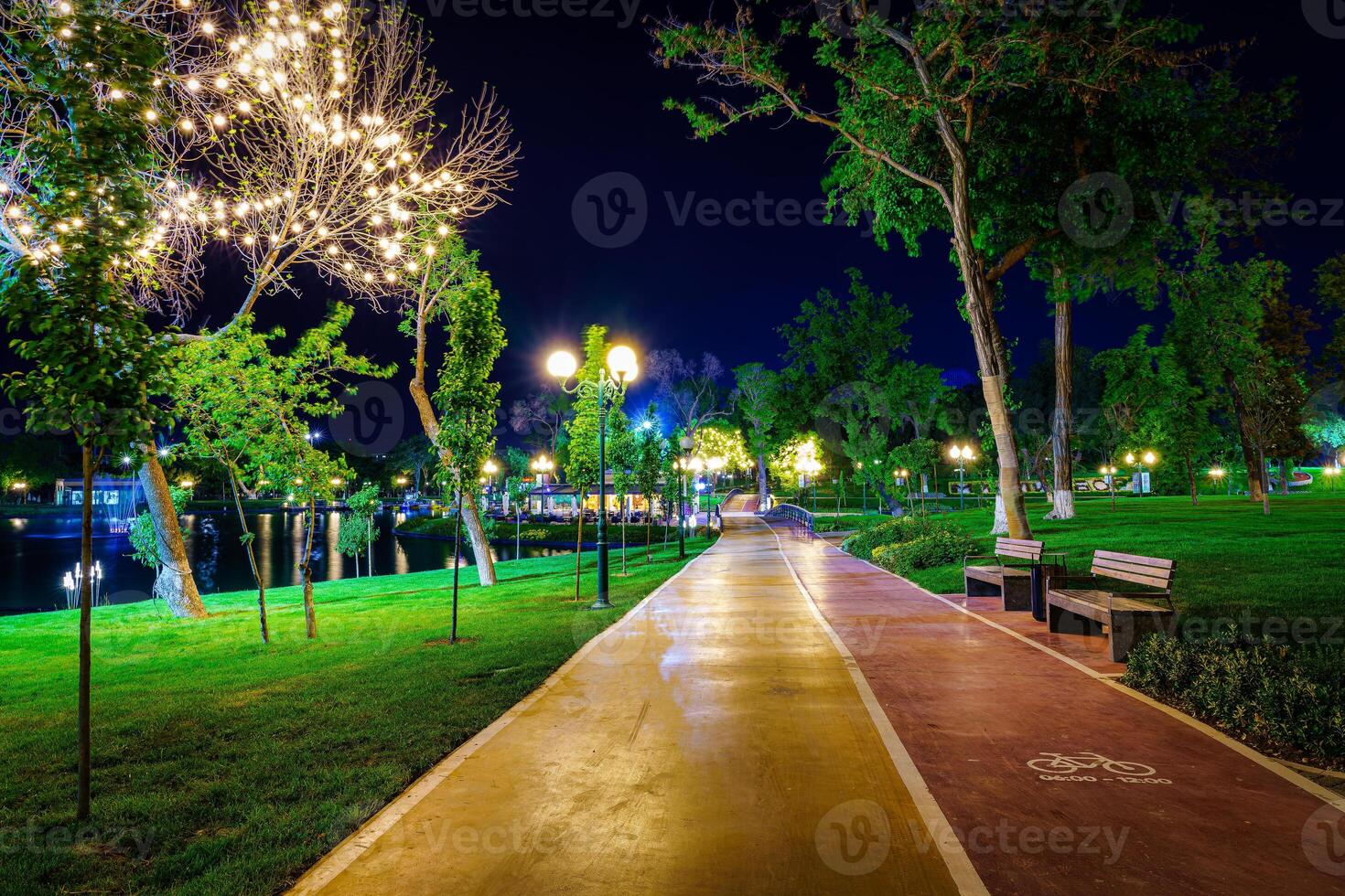 città notte parco nel presto estate o primavera con marciapiede, lanterne, giovane verde prato e alberi. foto