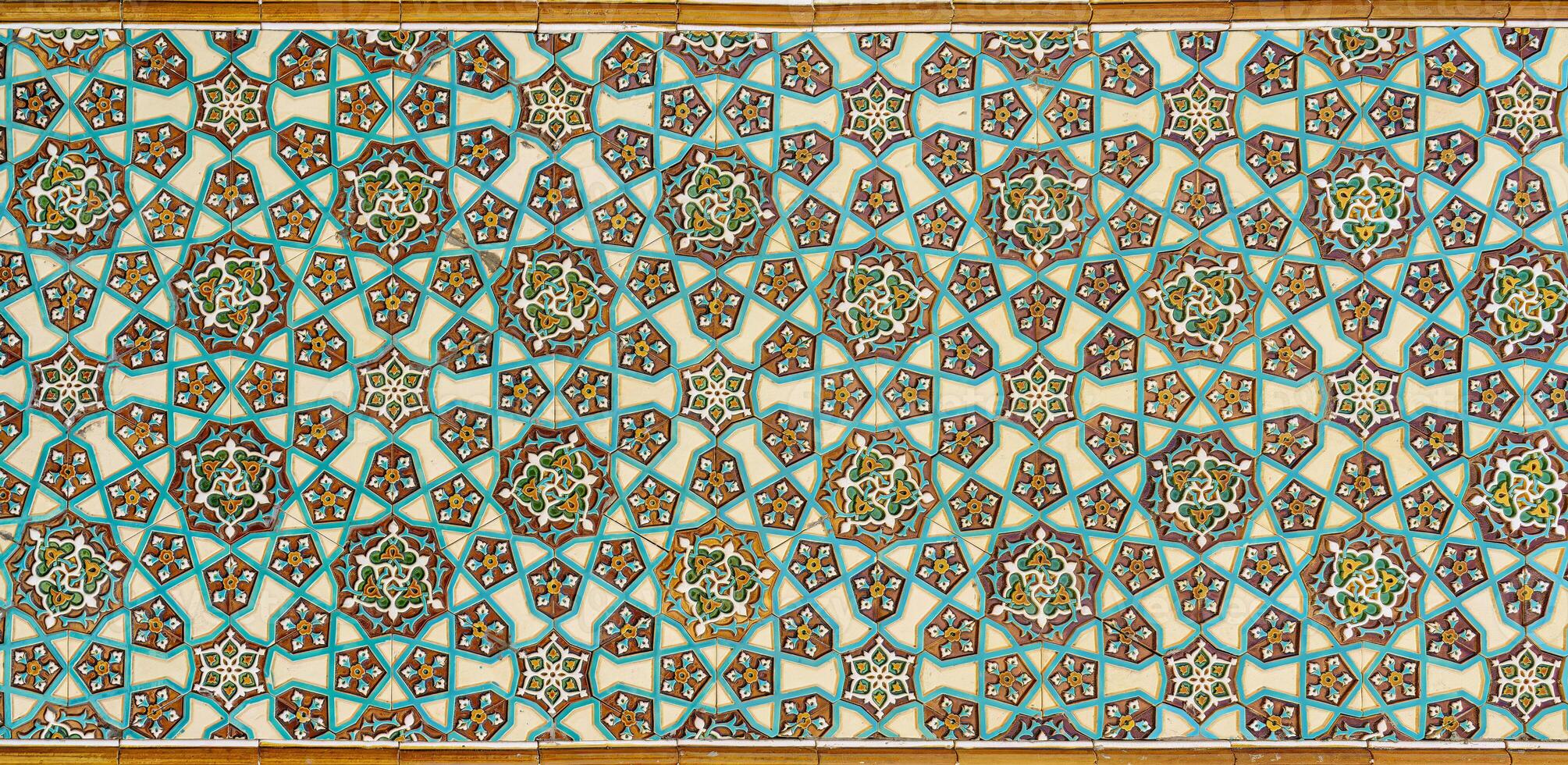 geometrico tradizionale islamico ornamento. frammento di un' ceramica mosaico. foto