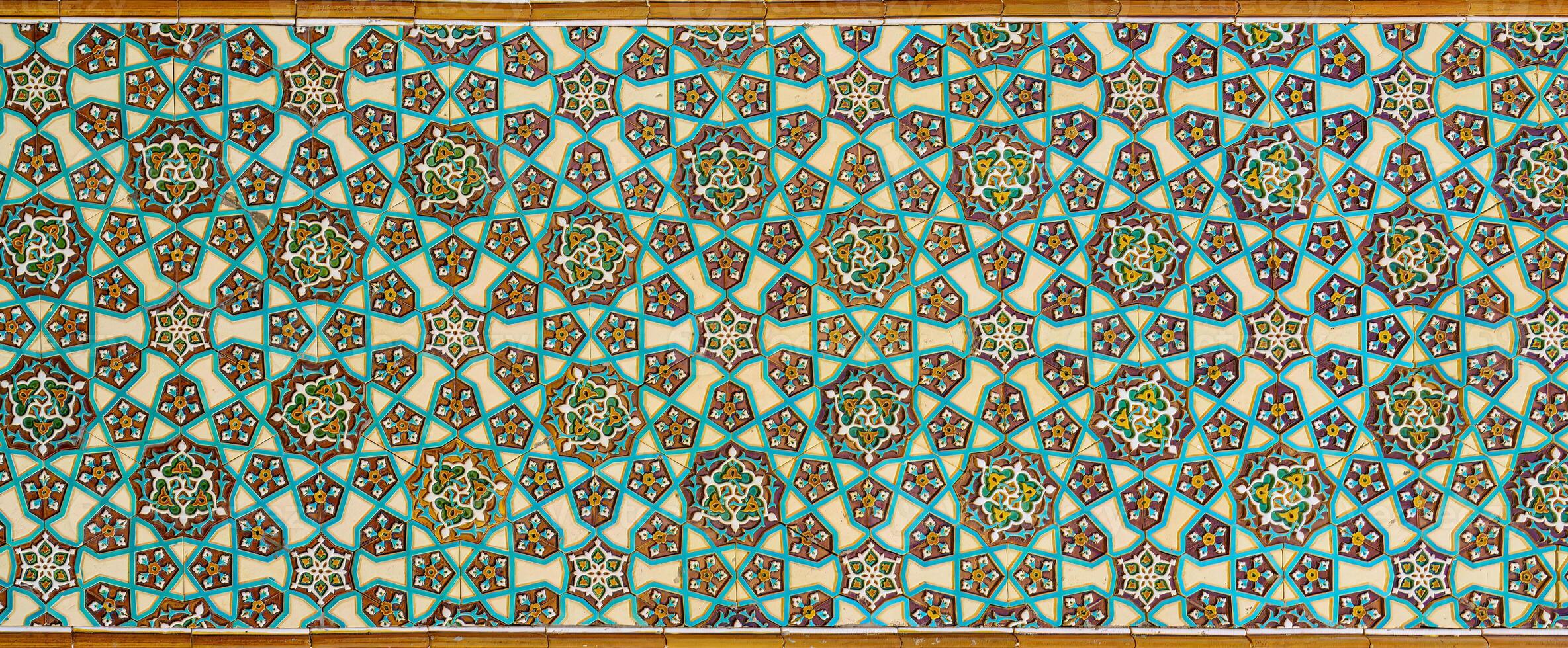 geometrico tradizionale islamico ornamento. frammento di un' ceramica mosaico. foto