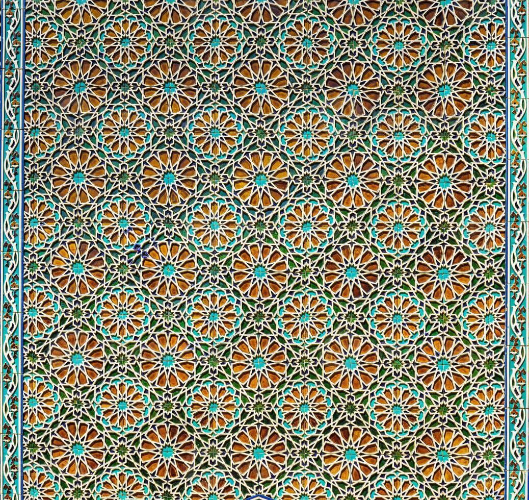 geometrico tradizionale islamico ornamento. frammento di un' ceramica mosaico. foto