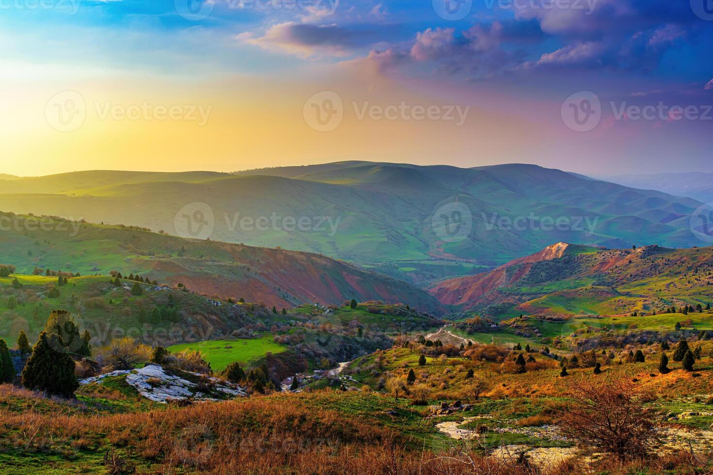 nebbioso tramonto o alba nel il montagne coperto con erba e nuvoloso drammatico cielo. foto