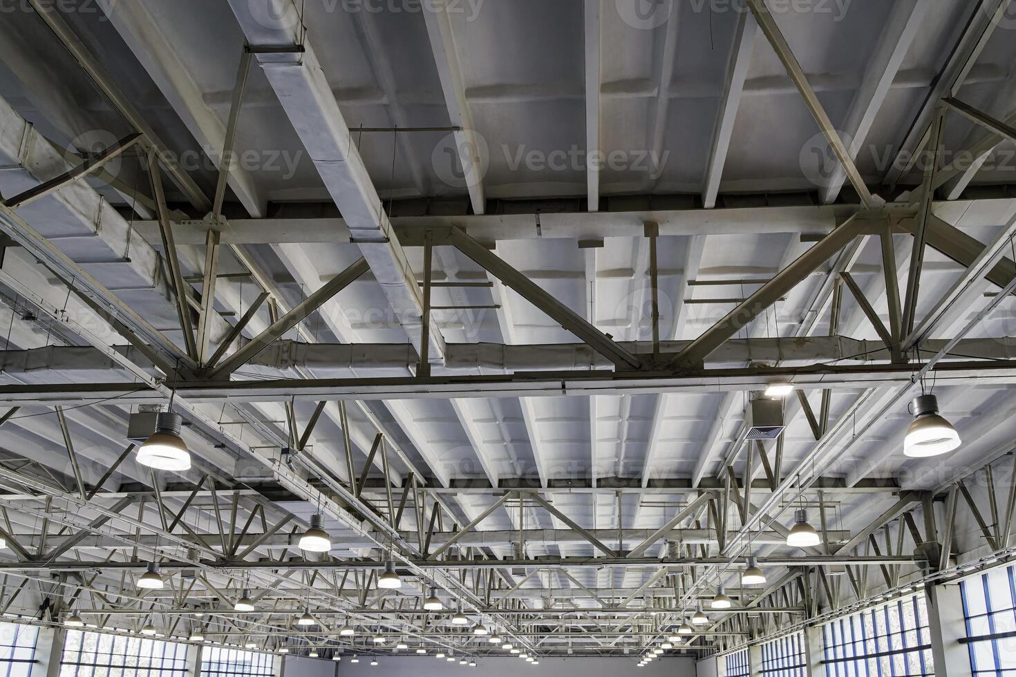 interno Visualizza su un' tetto acciaio fascio struttura nel industriale fabbrica. sfondo di fabbrica soffitto. foto