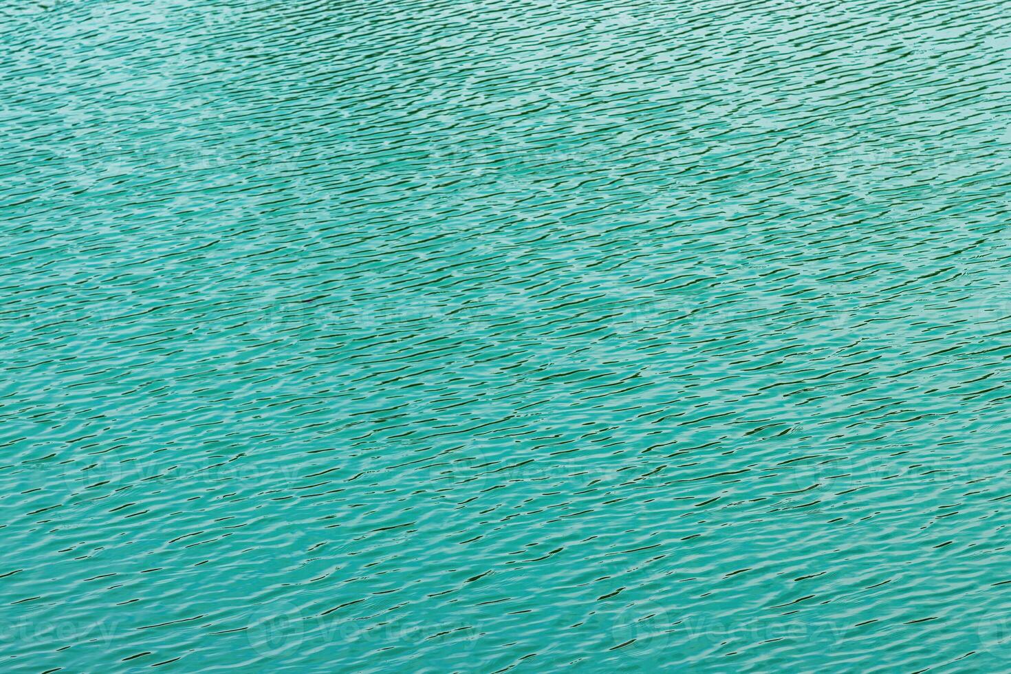 il struttura di il onde di turchese colore di veloce acqua nel il fiume. foto