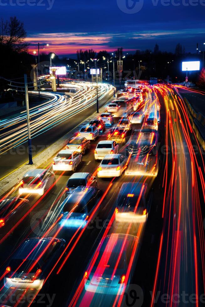 auto traffico leggero a notte città. foto