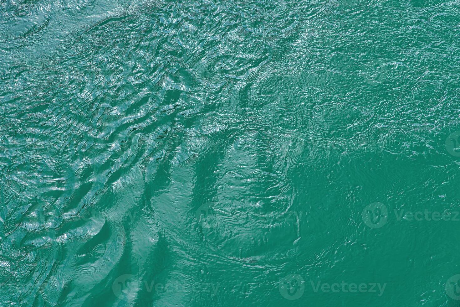 il struttura di il onde di turchese colore di veloce acqua nel il fiume. foto