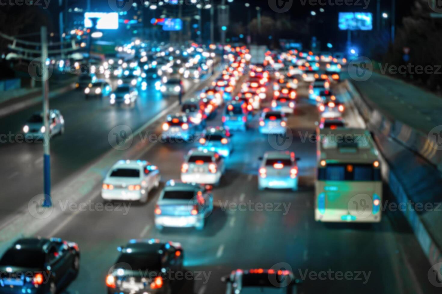 sfocato auto traffico leggero a notte città. traffico marmellata nel sera corsa ora. foto