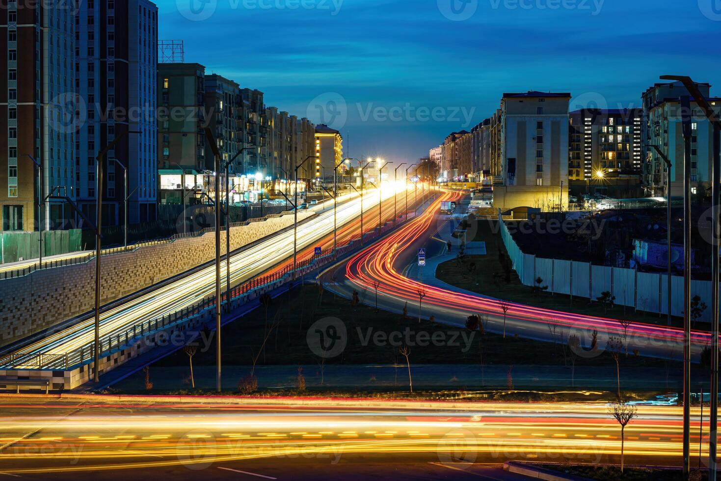 auto traffico leggero a notte città. foto