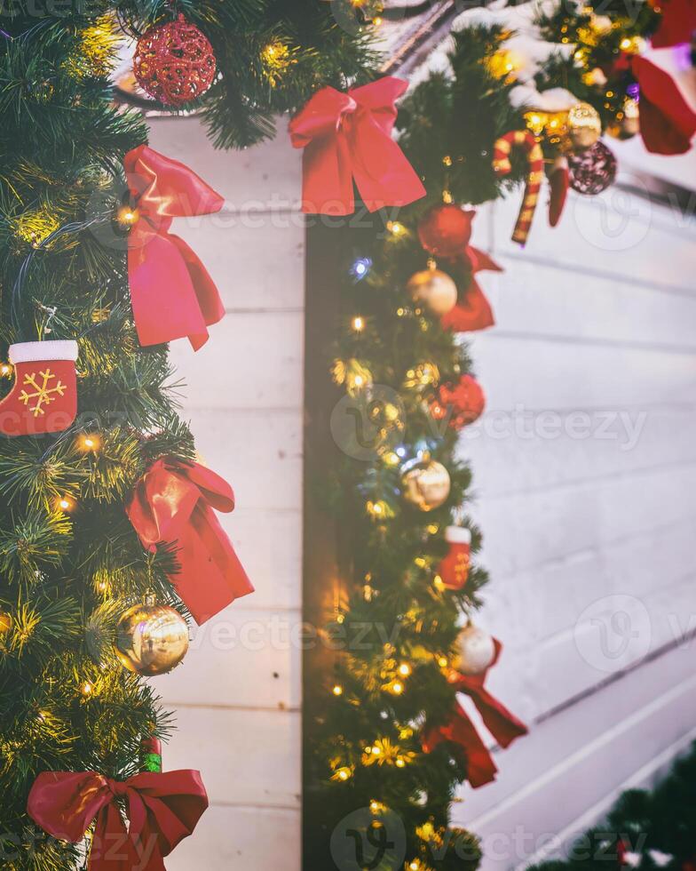 Natale o nuovo anni mercato nel un' Europa con case decorato con giocattolo palle e ghirlande a notte. Vintage ▾ film estetico. foto