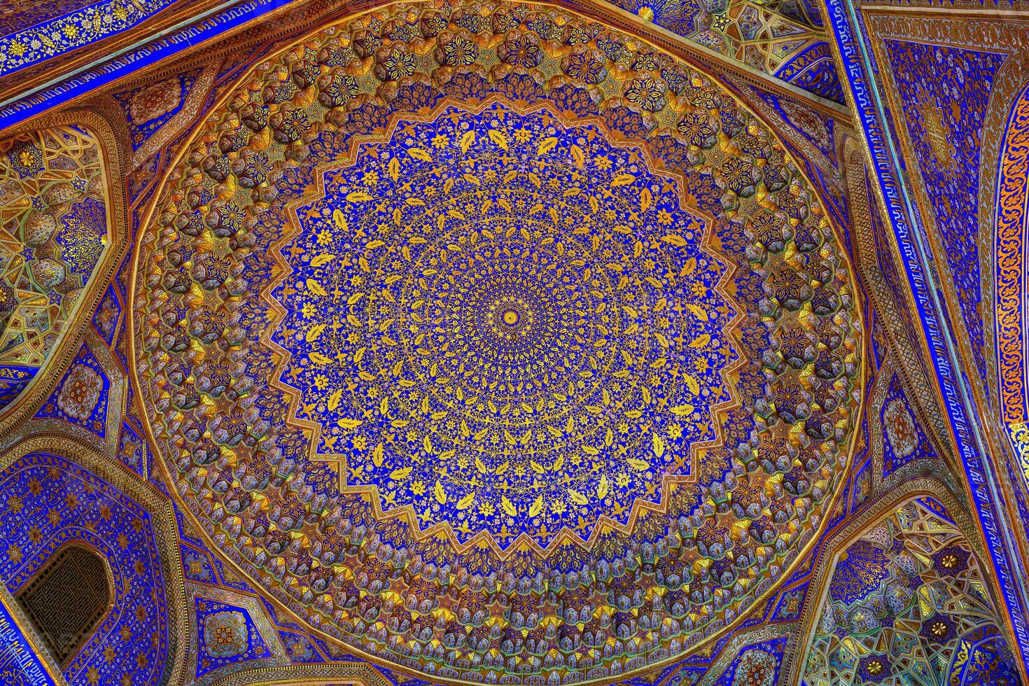 ornamento di il cupola e interno di il regista moschea nel samarcanda, Uzbekistan. musulmano orientale tradizionale geometrico ornamento. foto