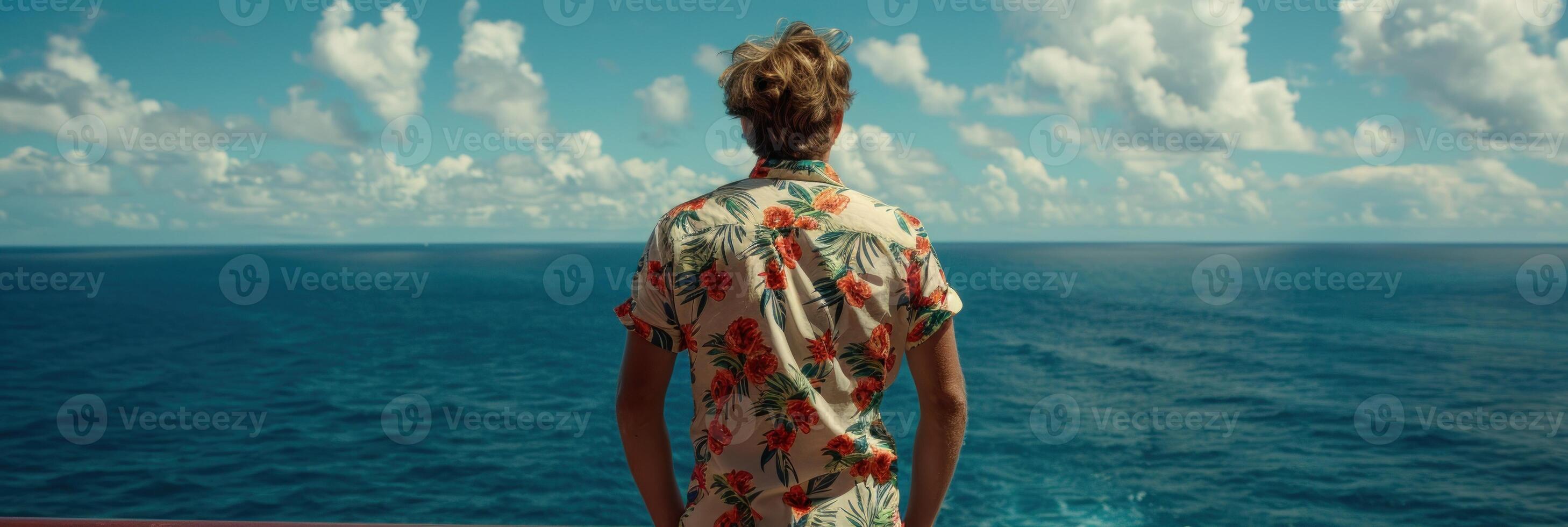 un' uomo sta su un' barca, guardando su a il vasto oceano foto