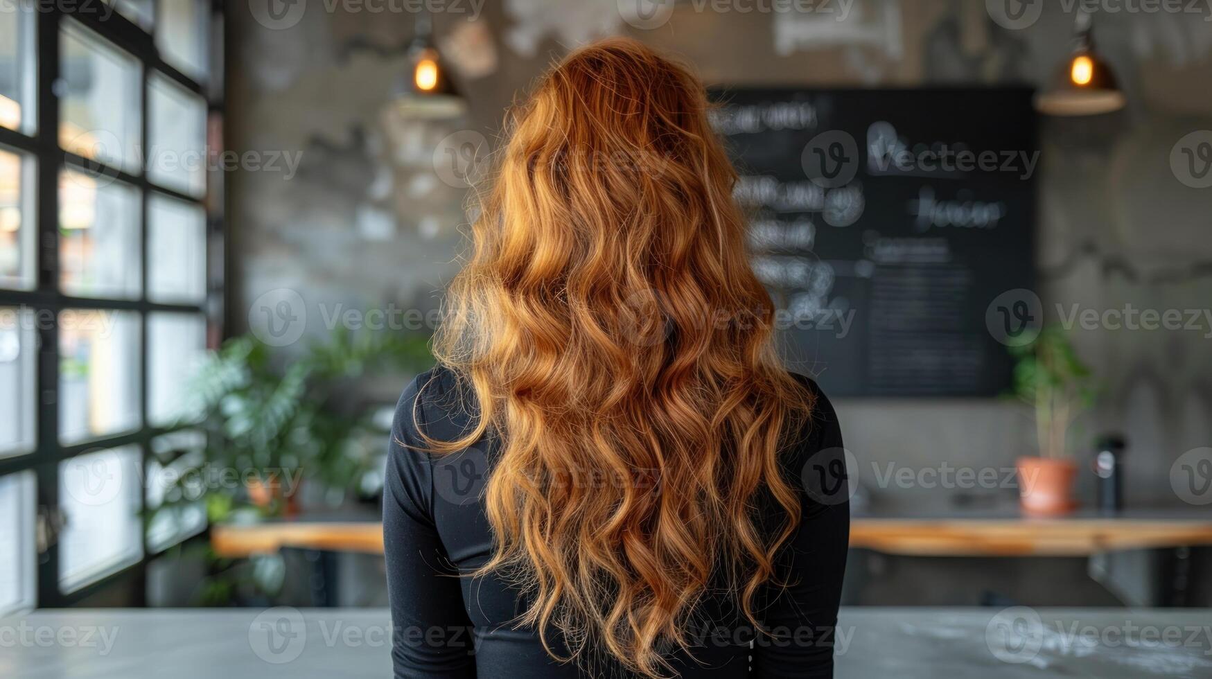 dai capelli lunghi dai capelli rossi donna in piedi di contatore foto