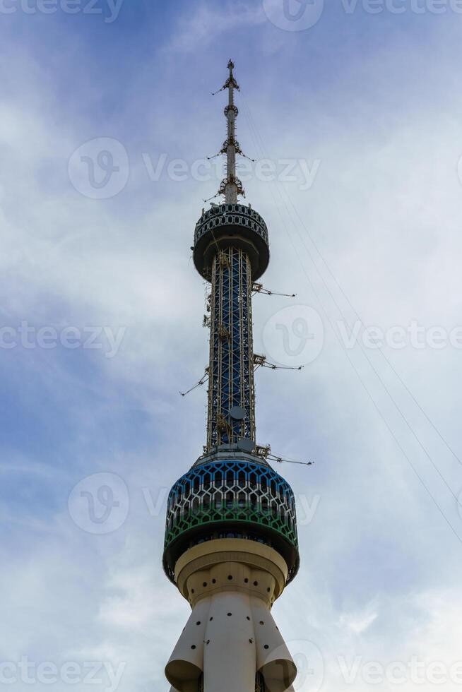 compito televisione Torre nel Uzbekistan su un' tramonto nuvoloso cielo sfondo. foto