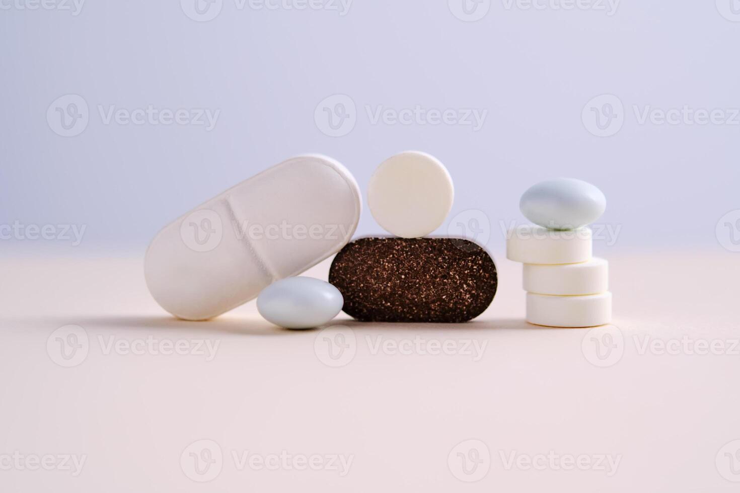 pillole e antibiotici su un' blu sfondo. foto