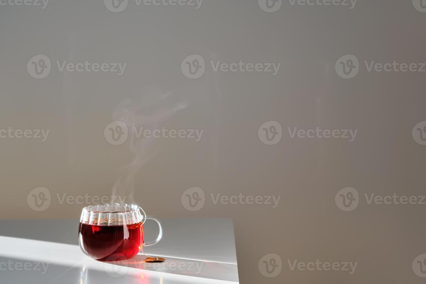 bicchiere boccale con caldo nero tè su il tavolo. foto