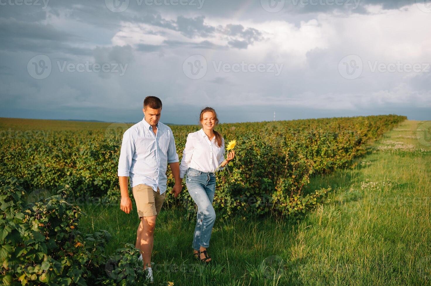 amorevole tipo e ragazza a piedi nel natura.concetto di amore storia amanti.dell'outdoor a piedi nel primavera parco.elegante coppia nel amore abbracciare su un' camminare nel primavera. foto