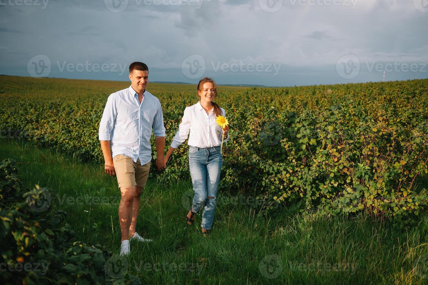 amorevole tipo e ragazza a piedi nel natura.concetto di amore storia amanti.dell'outdoor a piedi nel primavera parco.elegante coppia nel amore abbracciare su un' camminare nel primavera. foto