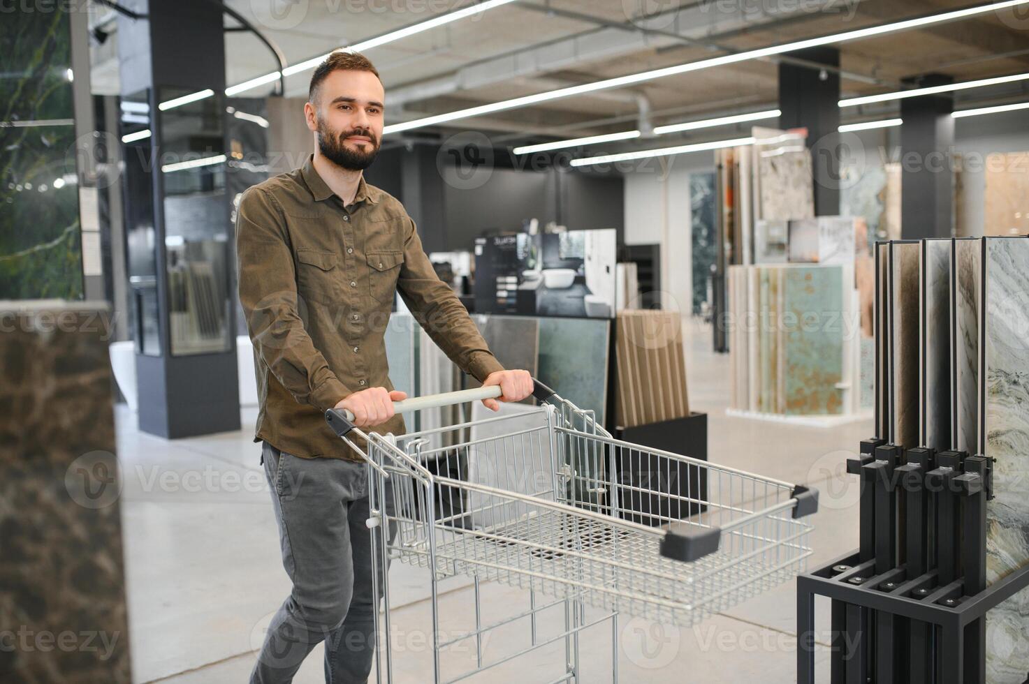 bello uomo cliente la scelta ceramica piastrella a edificio materiale memorizzare foto