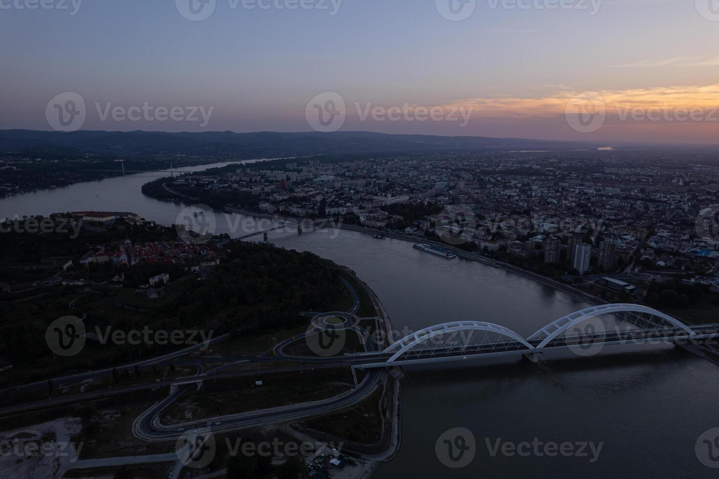 tramonto al di sopra di il bellissimo città novità triste, Serbia foto