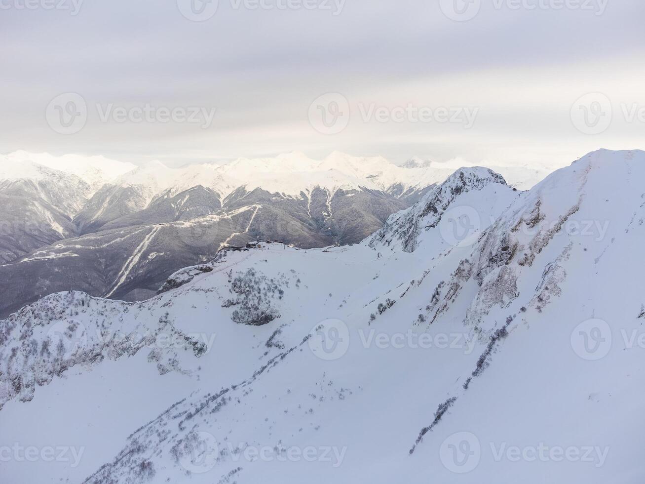 un' Visualizza di il Krasnaya polyana sciare ricorrere e il nevoso montagna paesaggi foto