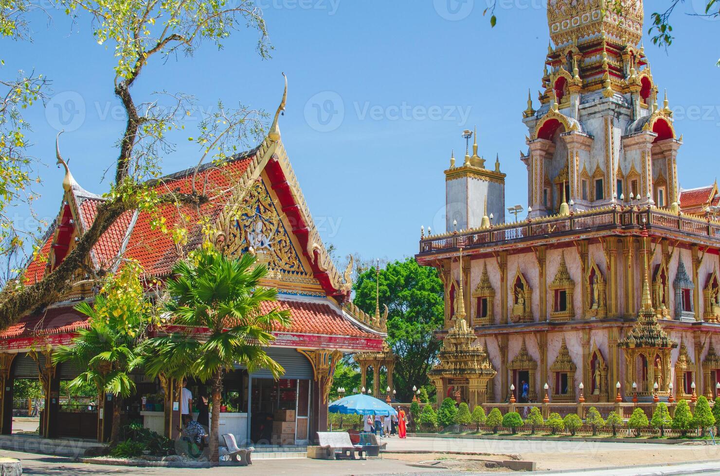 Phuket, Tailandia febbraio 27, 2024. dettagliato Visualizza di il pagoda a Phuket maggiore buddista tempio wat chalong foto