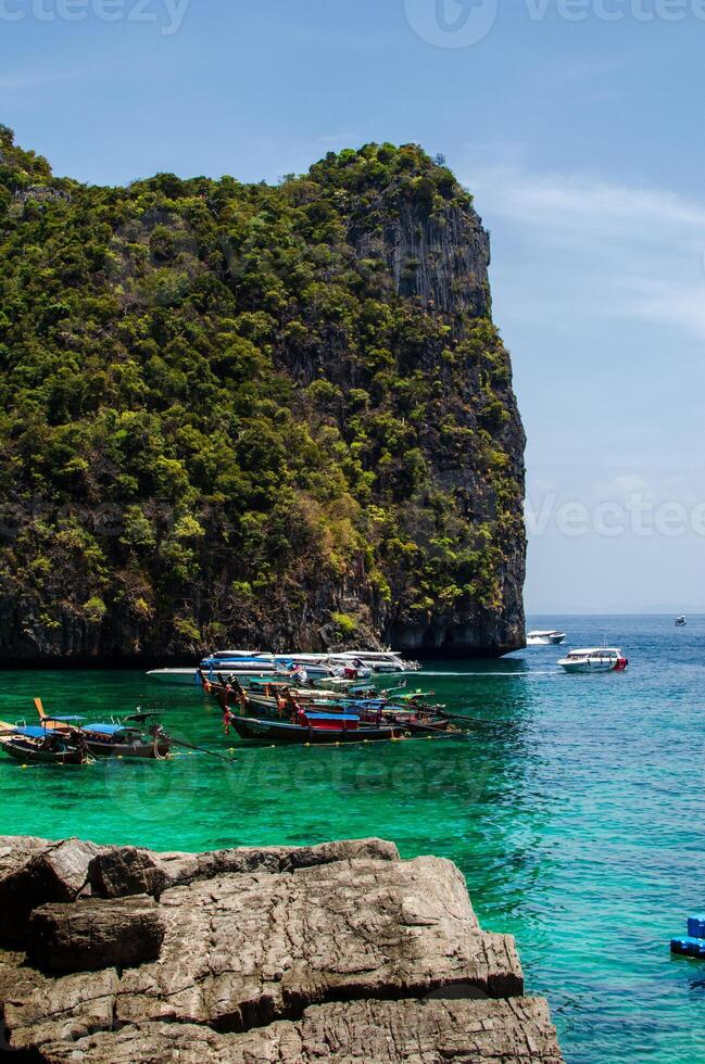 maya baia - bellissimo spiaggia nel phi phi isola - Tailandia, marzo 2024 foto