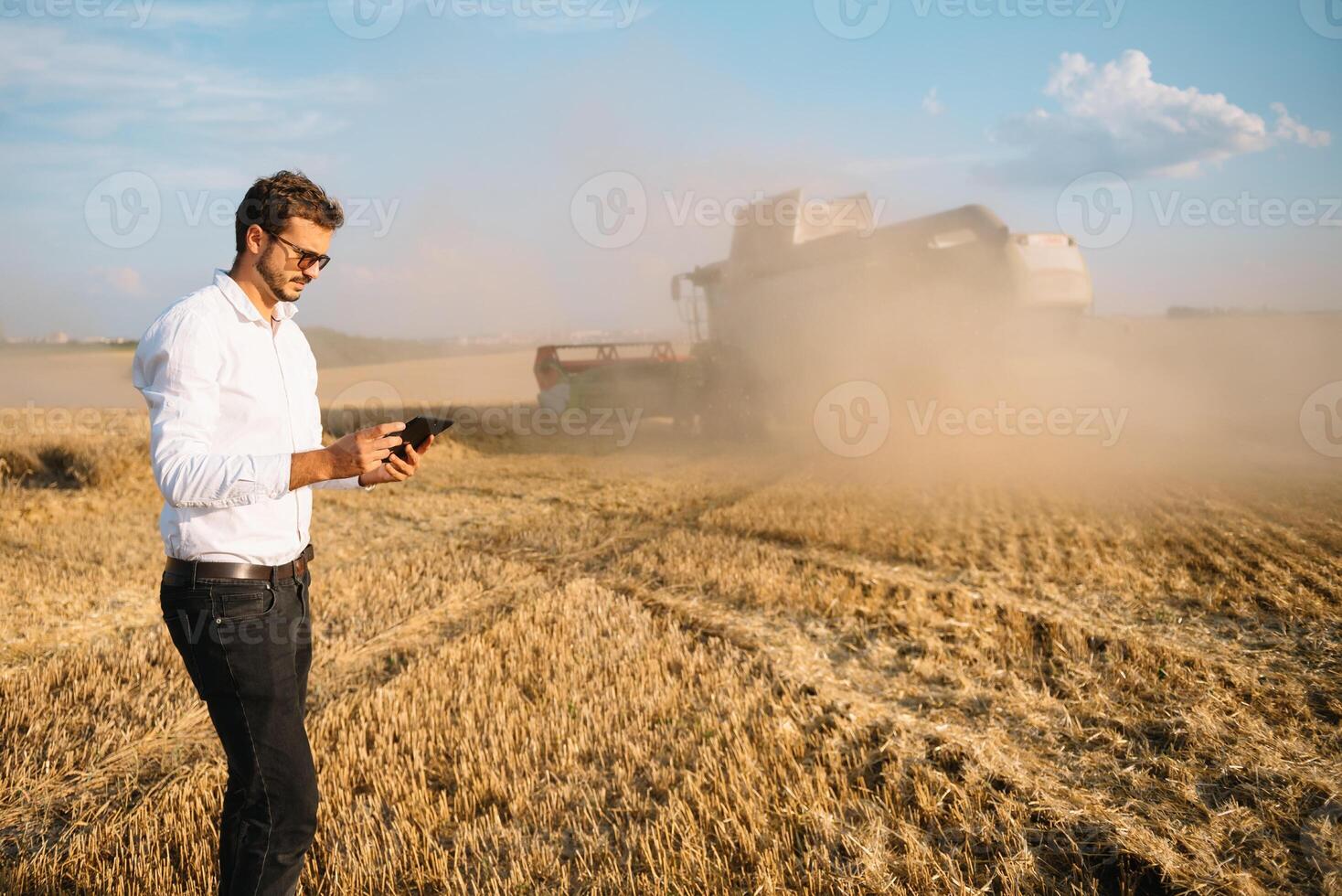 contento contadino nel il campo controllo Mais impianti durante un' soleggiato estate giorno, agricoltura e cibo produzione concetto foto