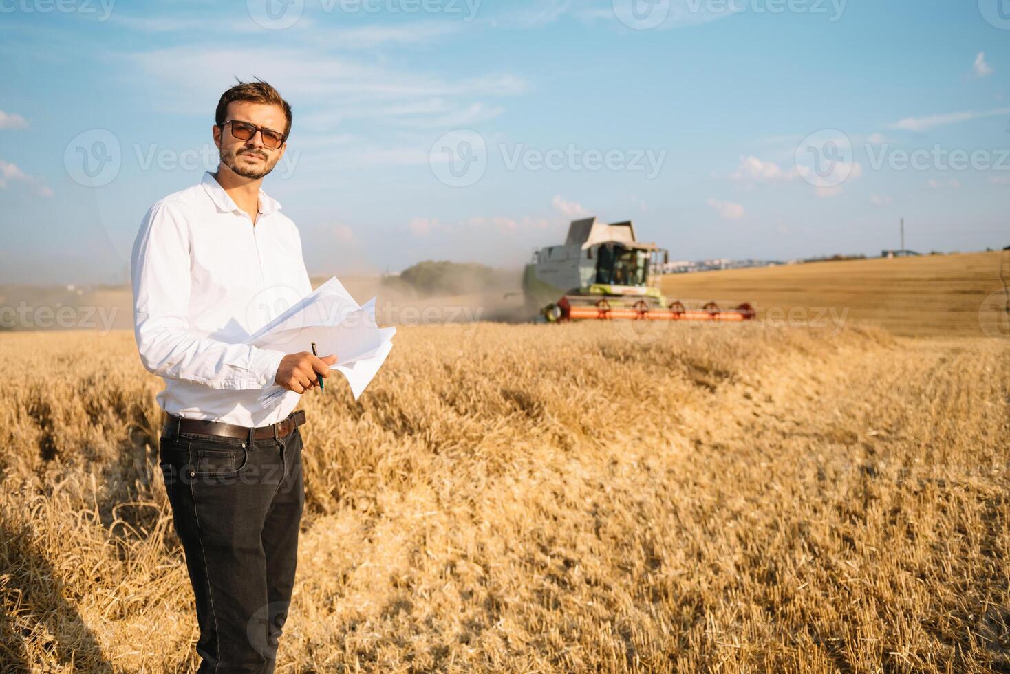 contento contadino nel il campo controllo Mais impianti durante un' soleggiato estate giorno, agricoltura e cibo produzione concetto foto